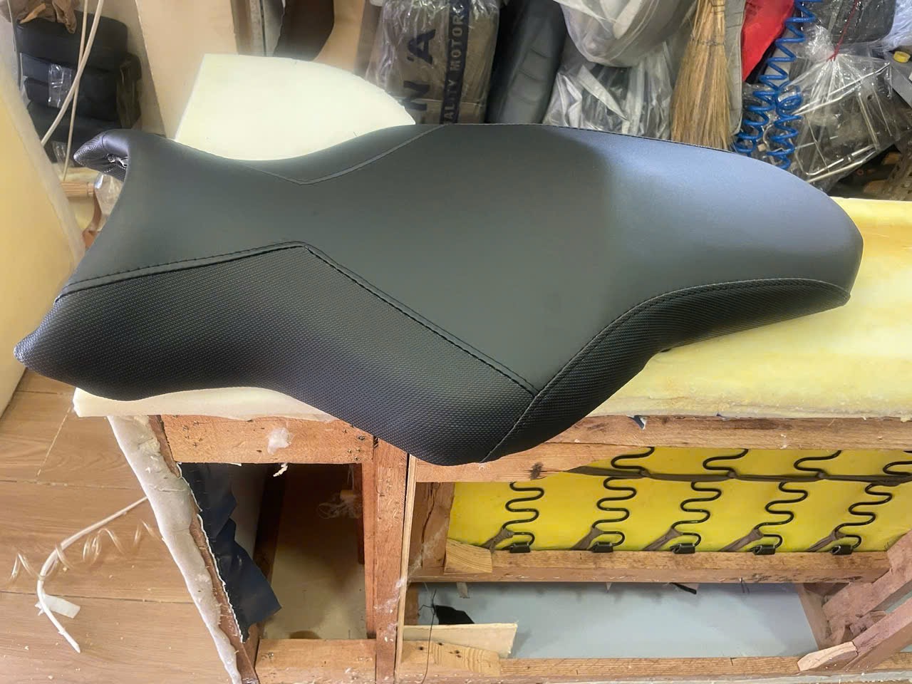 Yên xe máy đen trơn