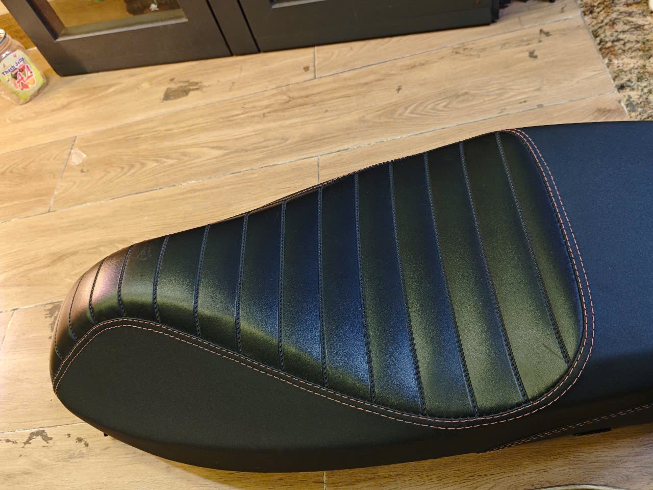 Yên xe máy đen có gân nổi