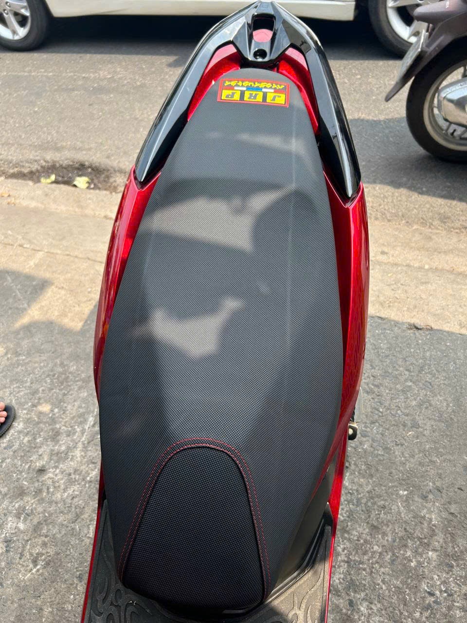 Yên xe máy đen vân carbon