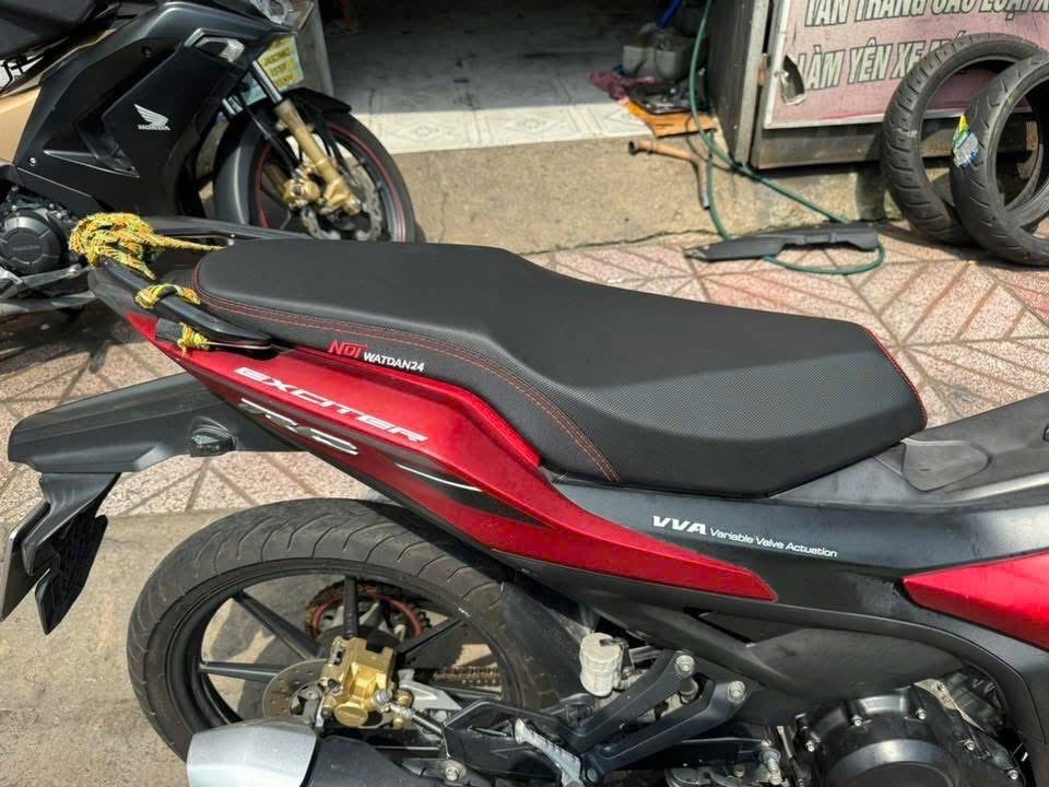Yên xe Exciter đen chỉ đỏ